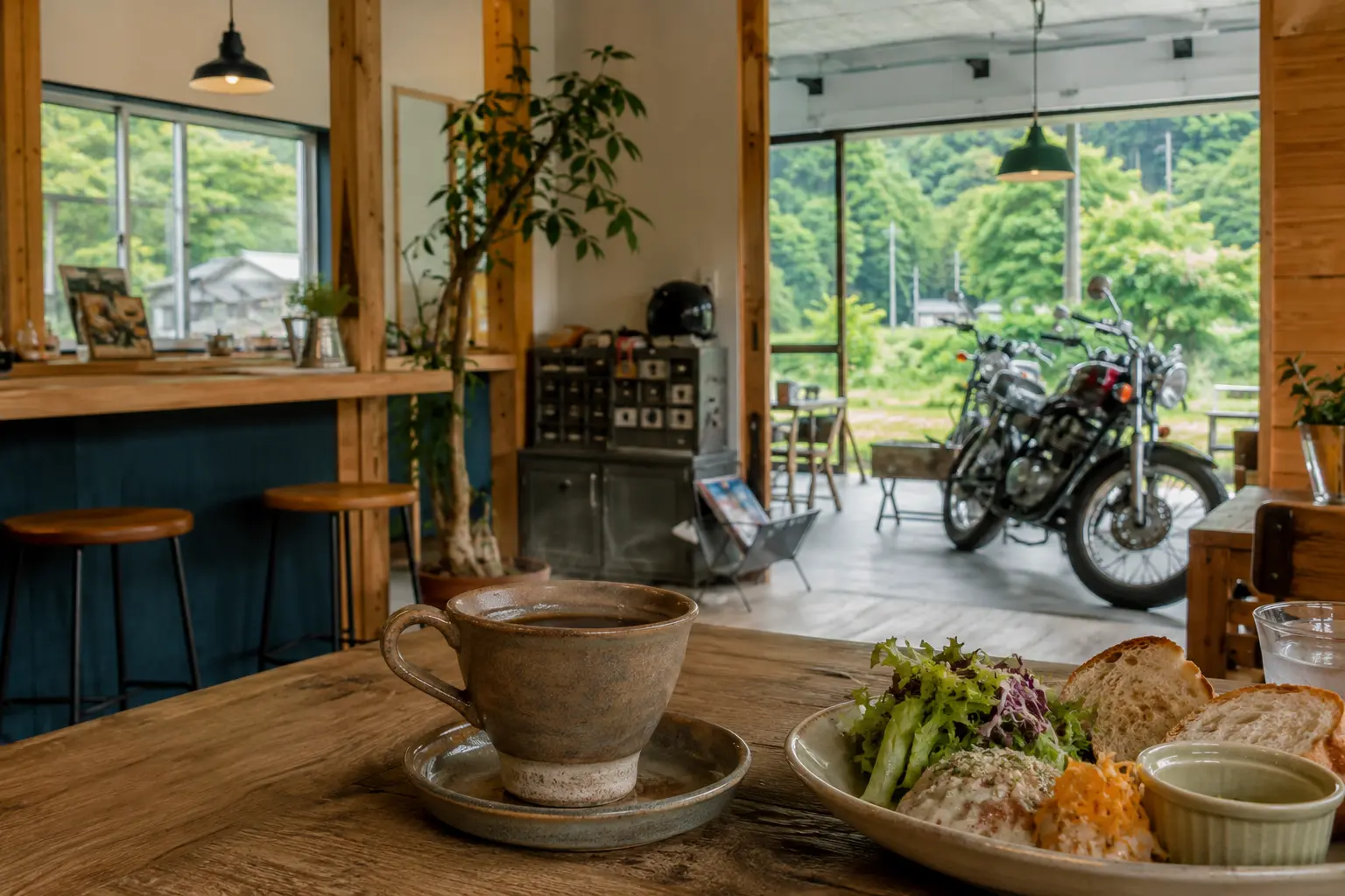 併設カフェのコーヒーとランチを楽しめる空間