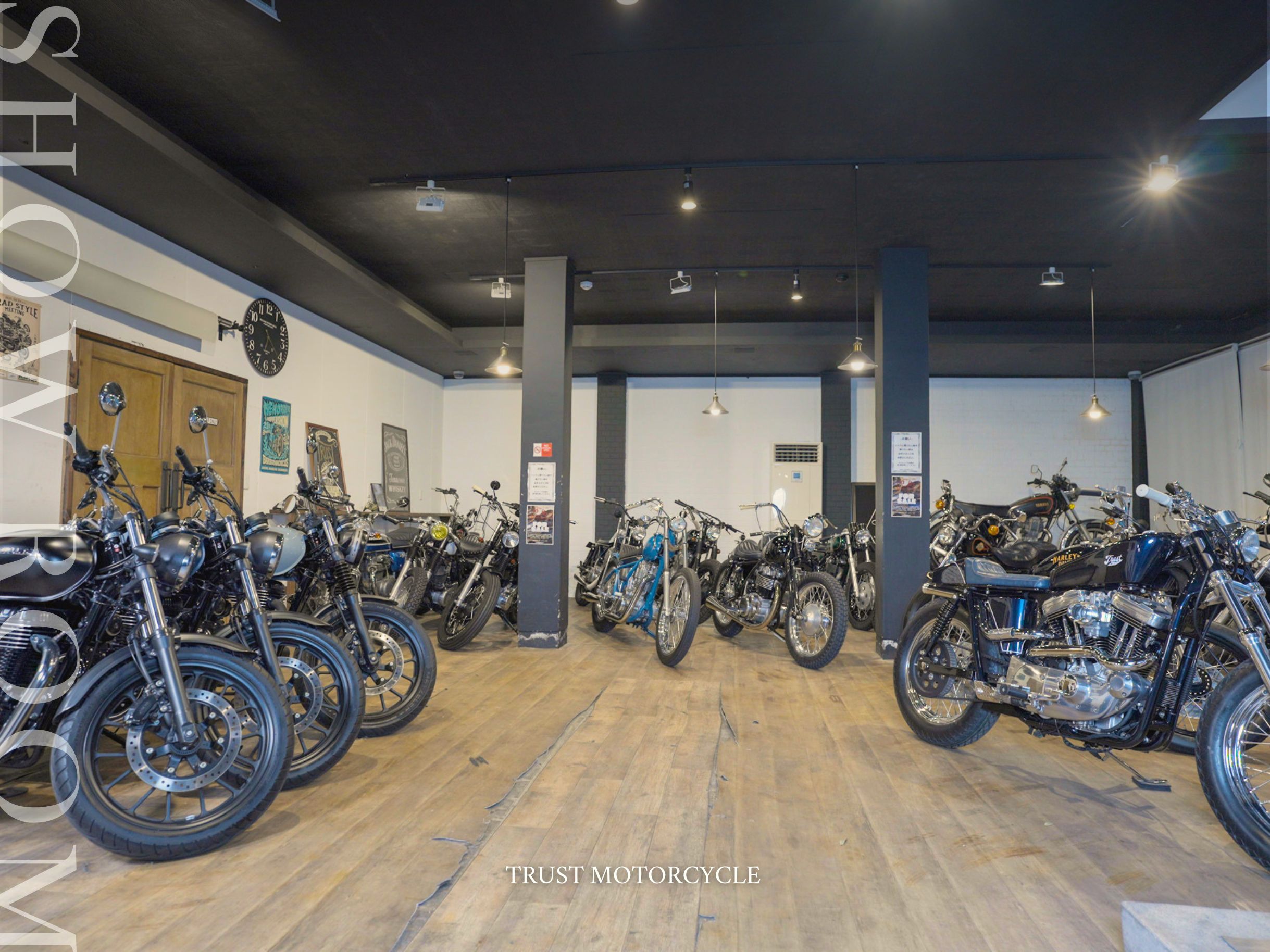 自然に囲まれた広々としたTRUST MOTORCYCLEの店内